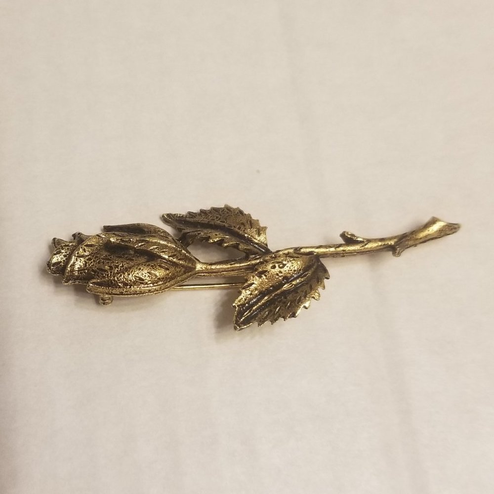 Unsigned gold tone rose pin brooch - Picture 2 of 4